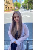 センターパートロングヘアシルバーベージュハイトーンブリーチ