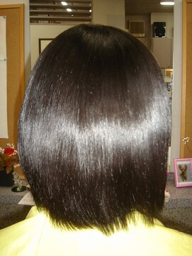 ローズマリー(Rosemary) 縮毛矯正でサラ艶ショート　Before→After