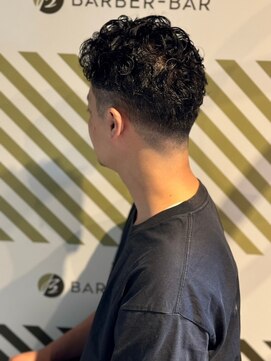 バーバーバー アカバネ(BARBER-BAR AKABANE) 男らしさ溢れるパーマ×フェード アップバング #2