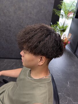 ワンフ(onef) カット×ツイストスパイラルパーマ×グレーカラー