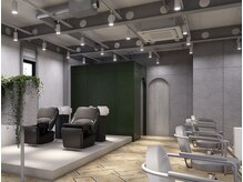 足先まで伸ばせるファーストクラスの癒しの時間…。リラックスできるシャンプーブースで至福の時を！