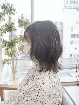 プレジール (Plaisir) 大人のミルクティーベージュ 外ハネ伸ばしかけ ミディアム