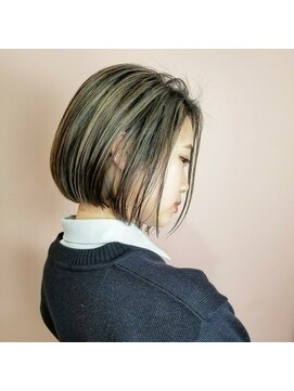 メルク(merc.) スジ感ハイライトカラー×前下がりボブ【merc.松下】