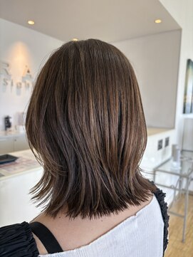 サラ 新宮店(SARA) 【福岡新宮】オリーブベージュ×外はねレイヤースタイル