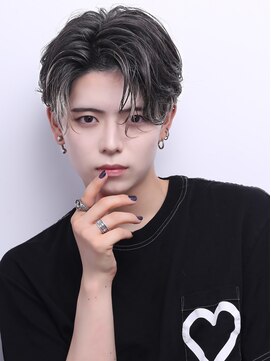 ホワイトシルバーアッシュインナーカラーツーブロセンターパート