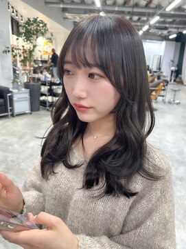 ソピ バイ インビテーション(sopi by invitation) ミディアムレイヤー ぱっつん前髪 顔周りカット ダークカラー