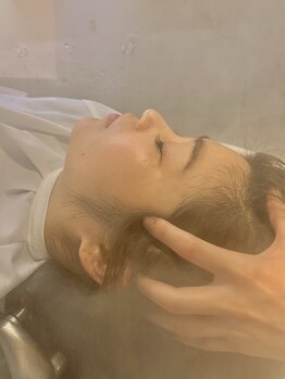 トライフ バイ アカラ(Trife by AKARA)の写真/心安らぐヘッドスパで癒しの時間を。こだわりのケアで頭皮もリフレッシュ!