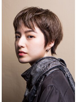 エン(YENN) ハイトーンとショートヘア