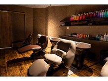 シャンプールームのみの空間☆全席フルフラットシャンプー台でもちょっとしたマッサージも付いてます♪