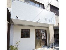 グランツ バイ ブルーム 蛍池店(GLANZ by bloom)の雰囲気（Glanzと大きく書いた看板にcafeのような外観です。）