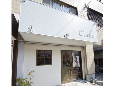 Glanzと大きく書いた看板にcafeのような外観です。