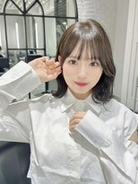 コテで可愛く巻くグレージュボブスタイル