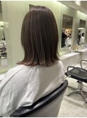 切りっぱなしのミディアムヘアミルクティーベージュ