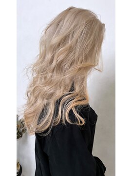 ナナ(NANA) ホワイトブロンド・ダブルカラー・ケアブリーチ