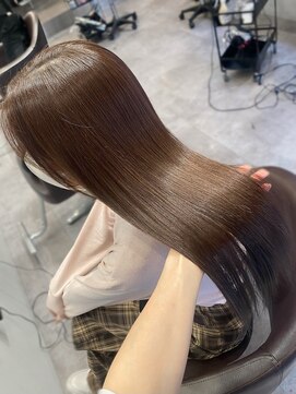 シー(SEA) ツヤ感ショコラベージュ