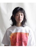 短めに揃えた前髪と自然なツヤのナチュラルウェーブ