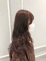 柔らかウェーブが可愛い暖色カラーのロングヘア
