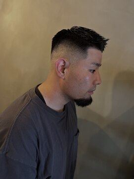 バーバートモシビ(BAR BER TOMOSHIBI) スキンフェード×アップバングショート