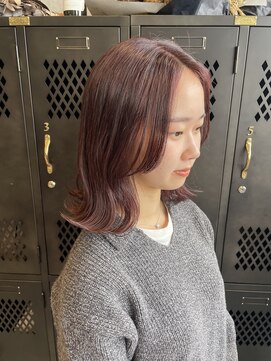 アチーブリス(achieve Liss) ワインレッドカラーセンターパート小顔フェイスレイヤー外ハネ