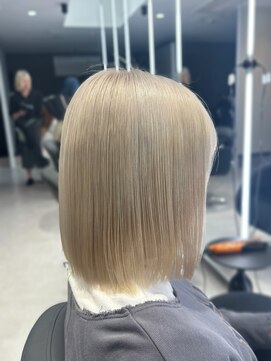 アルドーレフィエロ シンサイバシ(Ardore fiero shinsaibashi) ホワイトブロンド/刈り上げボブ【小山田繭】20代30代40代