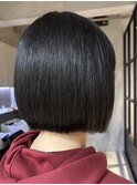 調布切りっぱなしボブワンカラーブルーブラック黒髪ショート