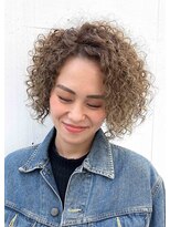 ラブ ロック Love' Lock&nbsp;ボブヘアのスパイラルパーマ・ブリーチ毛のスパイラルパーマ