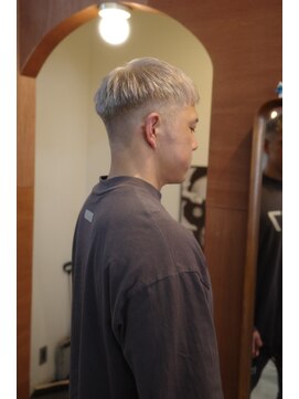 エディ(Edy) 刈り上げスキンフェードホワイトシルバーケアブリーチ眉毛カット