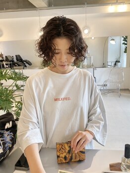 ヨウ(YEAU)の写真/空気感たっぷりの柔らかな〈ニュアンスパーマ〉で抜け感のあるスタイルに。