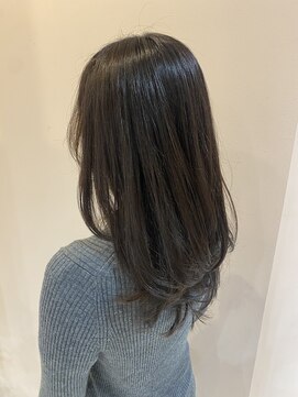 レジナヴィータ 栄(Reginavita) レイヤー 顔周りカット 艶髪　透明感カラー アッシュカラー 20代