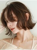 首やデコルテがキレイに見える、小顔効果の高いショートボブ