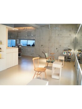 「静かな空間×居心地の良さ」が奏でる至福のひと時。美味しいコーヒーと共に洗練されたデザインを愉しむ。