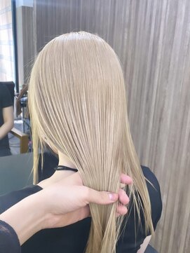 イリ 心斎橋(ili) ハイライトカラーミルクティーベージュレイヤーカット