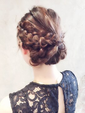 ザ シー 海老名(The C) パーティや結婚式で楽しめる☆編み込みアレンジヘア