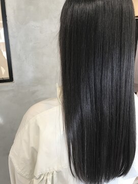 ローレン(Loren) パッツン厚めバングでモードな黒髪ストレート