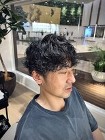 ウノプリールヴァモス(unopulir Vamos)&nbsp;30代大人メンズ前髪下ろしゆるめスパイラルパーマ