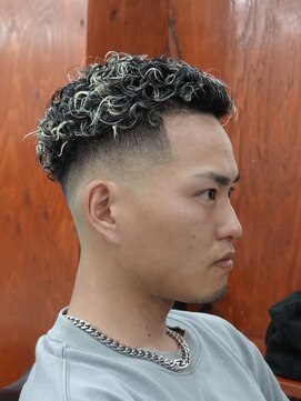 ロマンズヘッド(浪漫頭髪 ROMAN’S HEAD) ホワイトメッシュパーマ