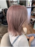 ピンクベージュのかわいいボブでに合わせカットカラー