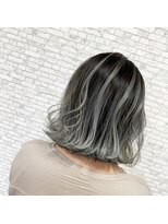 ホワイト(WHITE)&nbsp;[WHITE RYOTA] ボブバレイヤージュ＋ホワイトシルバー