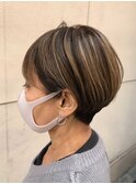 白髪隠しにもなる！ハイライトたっぷりハンサムショート