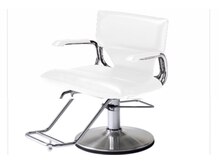 カット椅子もタカラベルモントのホワイトカラー