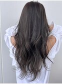 透明感　アッシュグレージュカラー　艶感　ロング　ウェーブ