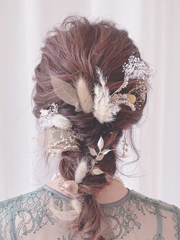 結婚式や二次会、お呼ばれなどの普段使いにも◎崩れにくく可愛いヘアアレンジでいつもと違う魅力をプラス＊