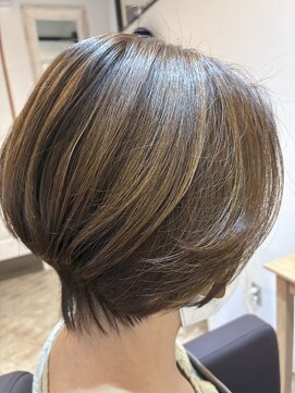 ヘヤ 湘南台(Heya) 丸みのあるシルエットがきれいなショートボブ