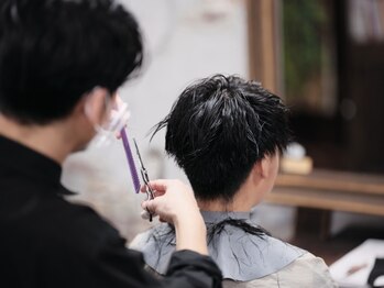 レアの写真/ヘアスタイルだけでなく、繊細なシェービングの技術で髭・眉までしっかり整えトータルプロデュース。