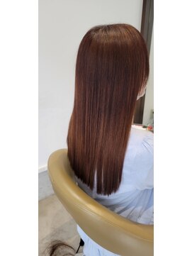 ミューテ(Mu-te) 光にあたると際立つオレンジブラウン