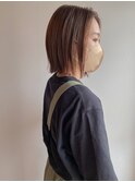 外ハネヘアにオリーブカラー