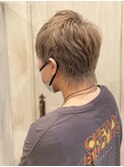 ラテベージュ/カーキベージュのピクシーカット