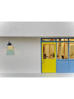 黄色いドアが印象的な隠れ家的サロン♪大人の抜け感スタイルならYeLLOW 新浦安店にお任せ☆