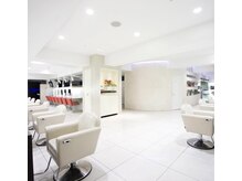 ヘア&エステ ヒロイン 西武池袋店の雰囲気（たっぷり開放感のある店内。豊島区界隈随一の広さです。）