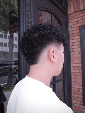 フォーコーナーズ(Four Corners) バーストフェード/スペインカール/スキンフェード/バーバー/